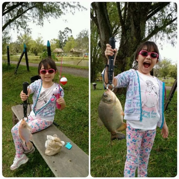 Dos fotos de una niña con gafas de sol rosadas: en una está sentada con su caña, y en la otra levanta emocionada la cachama que capturó.