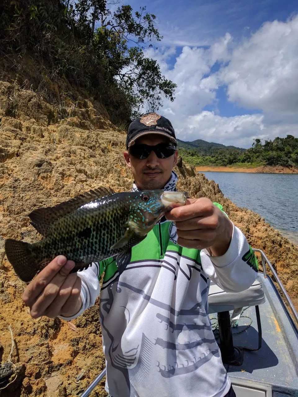 El grupo de amigos celebra el final del día de pesca en el embalse de Guatapé.