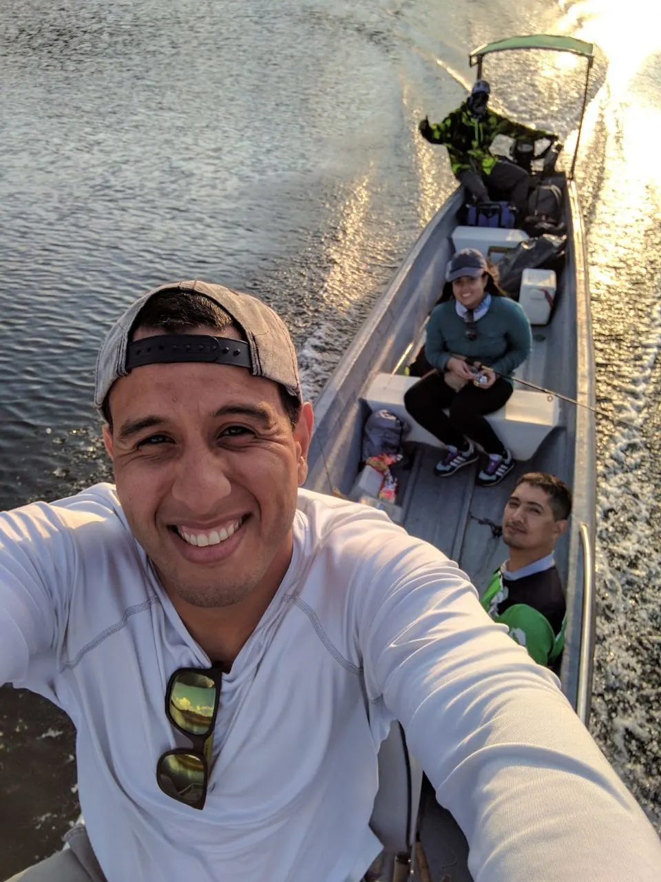 Un grupo de amigos posa junto al embalse de Guatapé antes de comenzar la jornada de pesca.