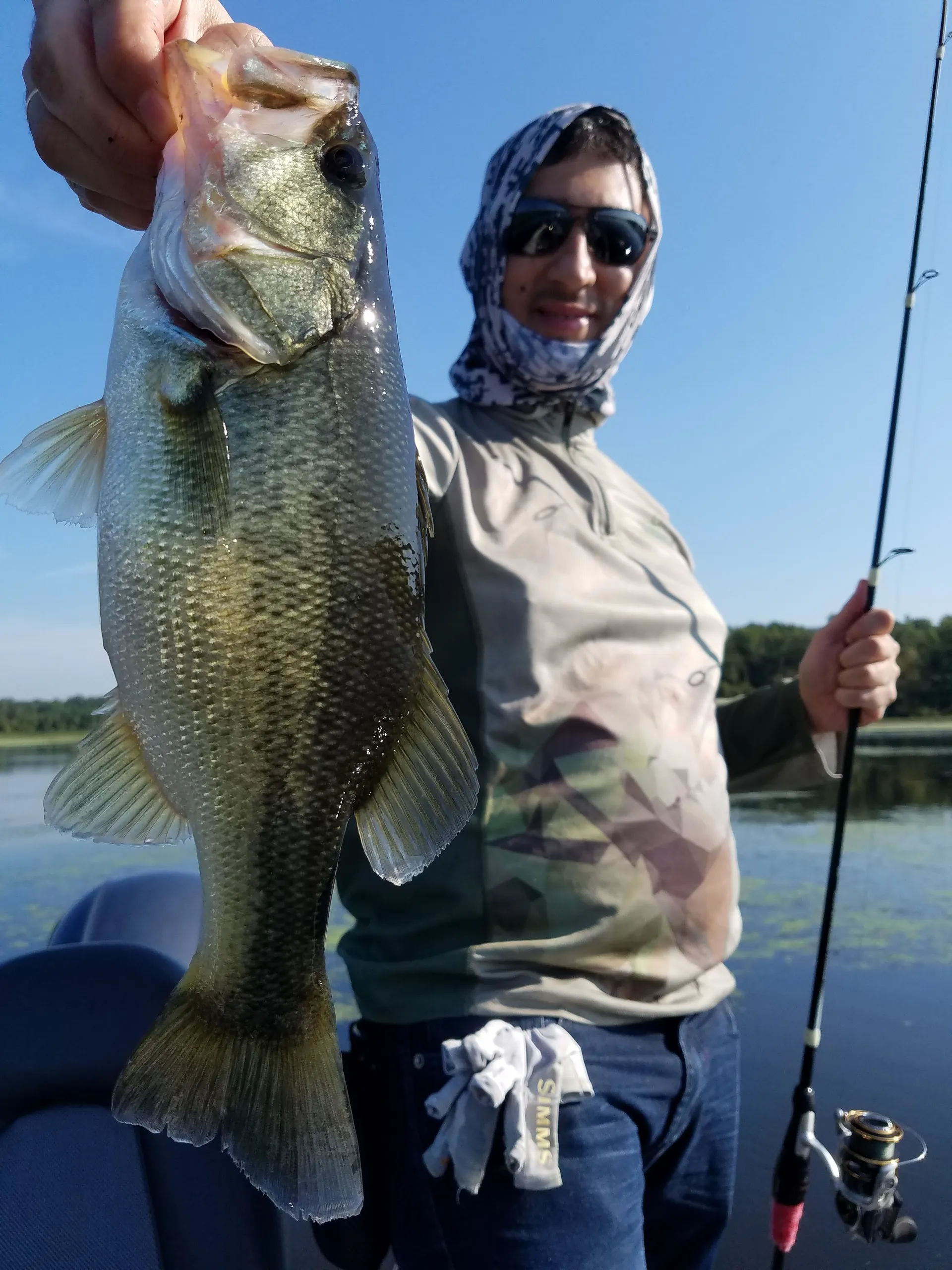 Un pescador sostiene un black bass capturado durante la actividad del día en Lake Fork.
