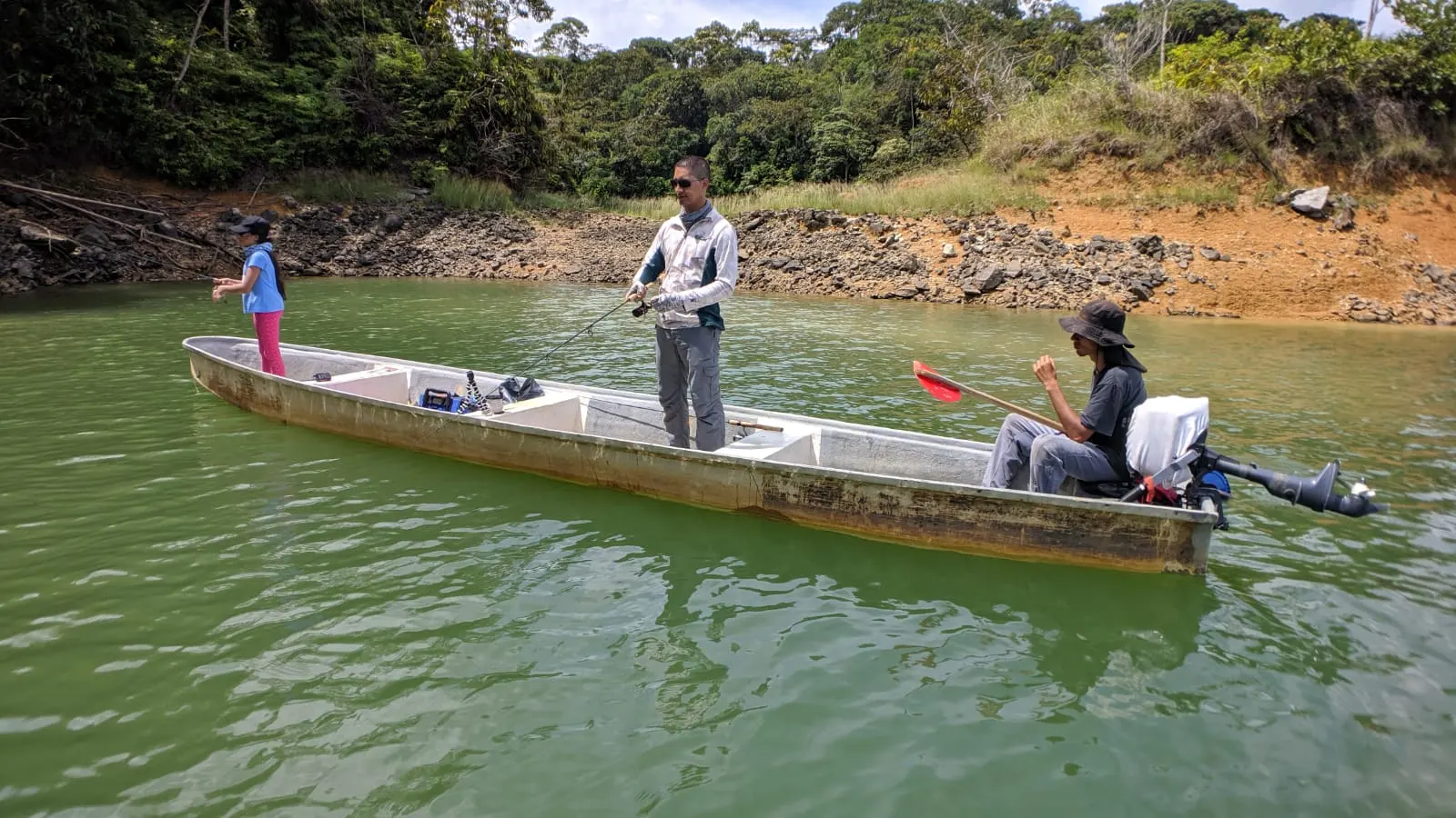El bote del Club Espacio de Pesca navegando por el embalse de Playas rodeado de selva.