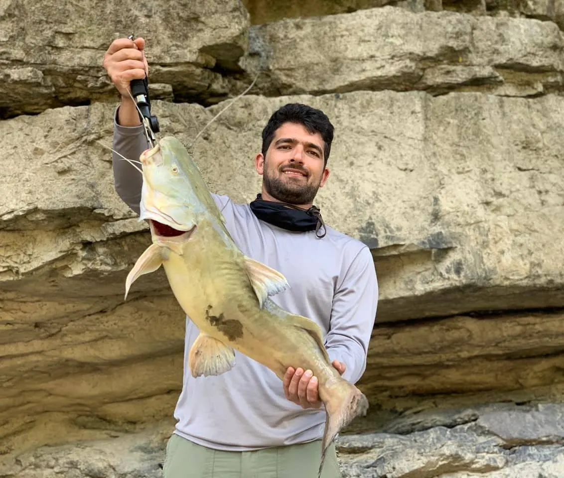 Daniel sostiene con orgullo un bagre apuí capturado durante la salida.