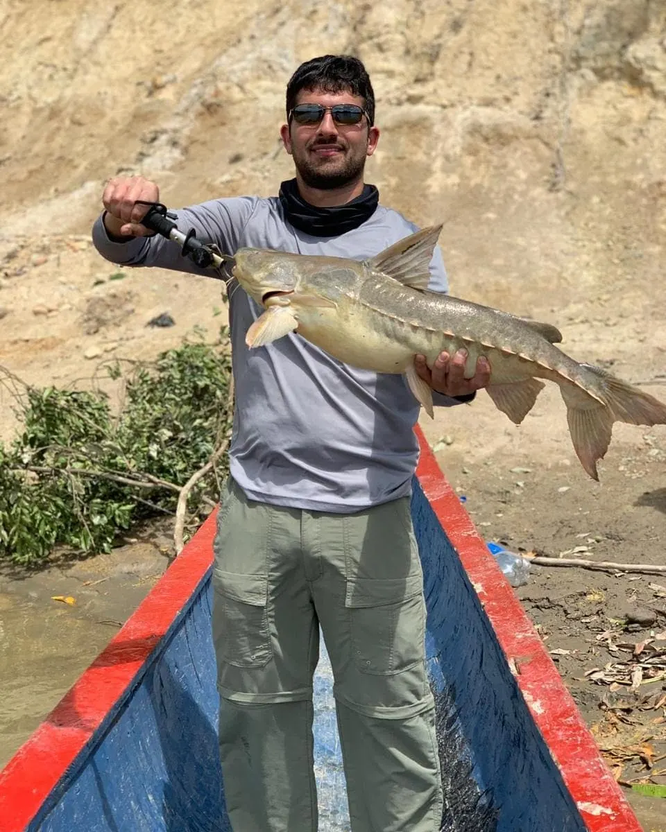 Daniel sostiene otra captura de bagre durante la expedición al Guayabero.