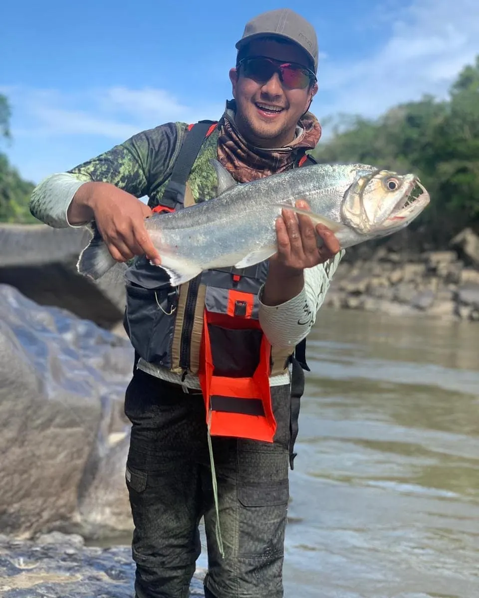 Steven sostiene una payara capturada durante la jornada de pesca.