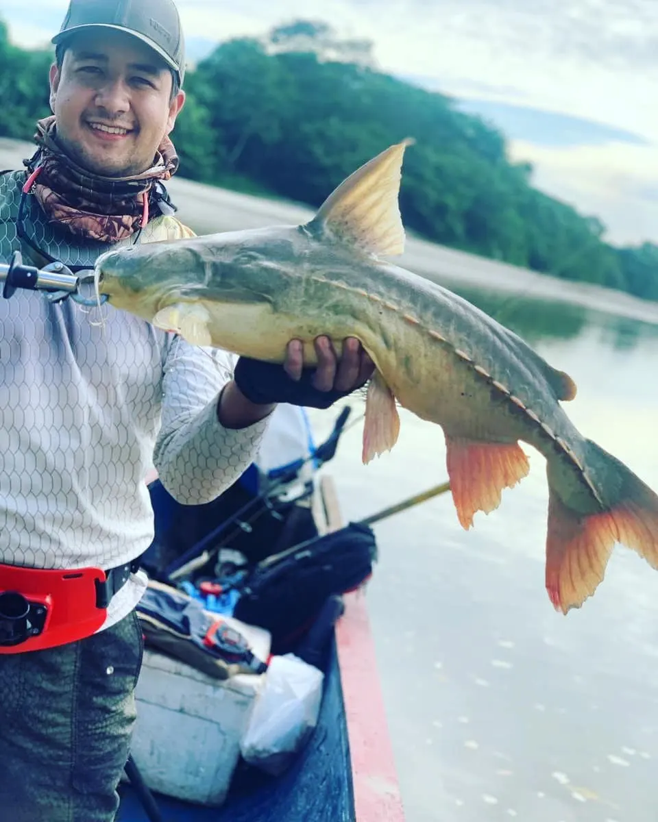 Steven celebra su última captura del viaje sobre el bote.