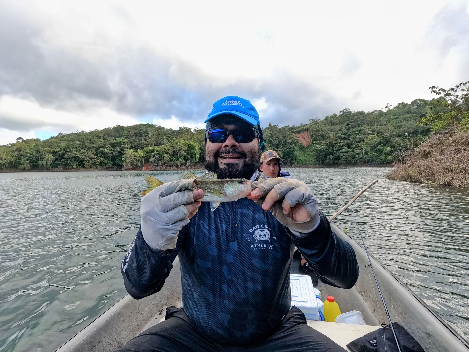 Valeria lanza su caña con concentración desde el bote en el embalse de Jaguas.