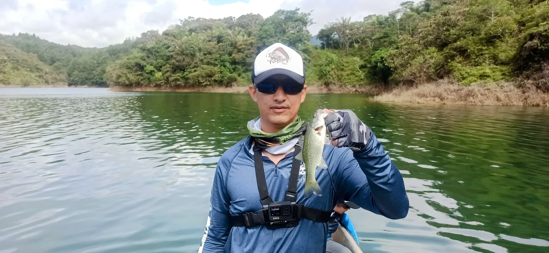 Un pescador sostiene un black bass mediano capturado en la mañana en Jaguas.